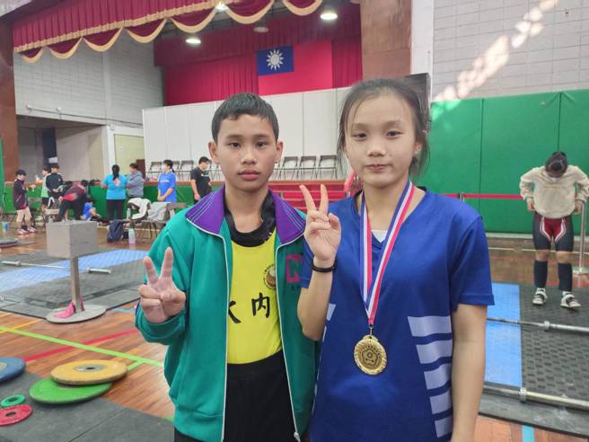 何盈祎(右)姊代母职，青年杯国女组夺下40公斤级金牌，弟弟何伟竣(左)也在国男组49公斤级拿下第四名。(中华民国举重协会提供)