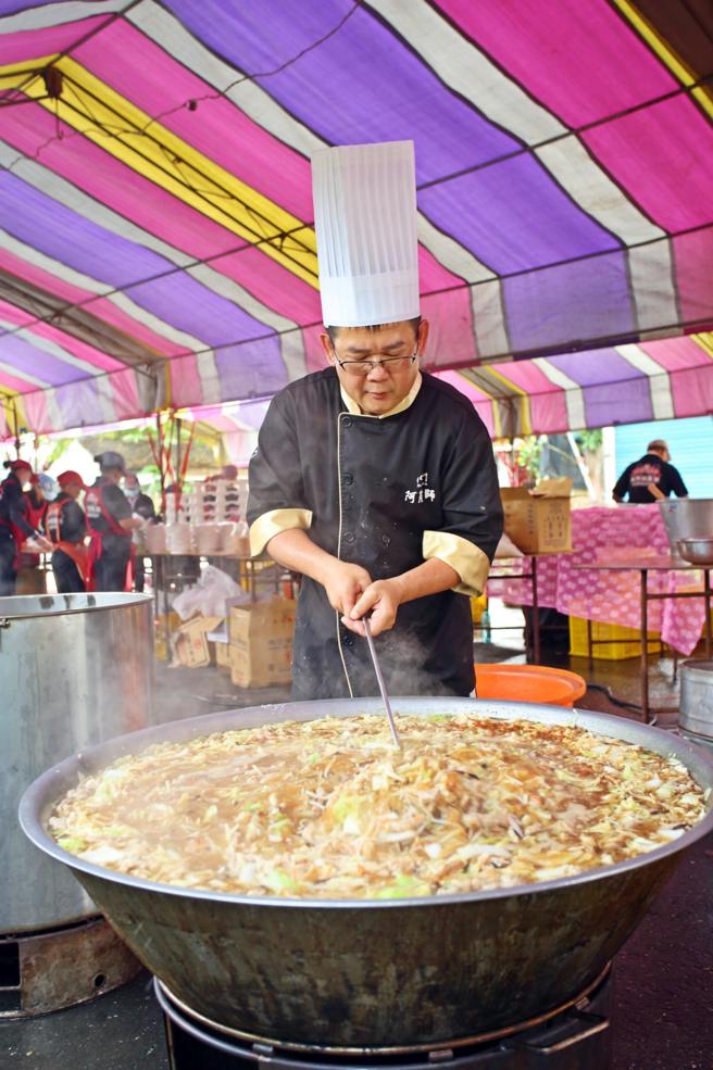 2023高雄內門宋江陣「宋江大宴」總舖師辦桌宴，將由南海紫竹寺主委總鋪師阿隆師擔任掌鼎廚師。（高雄市觀光局）