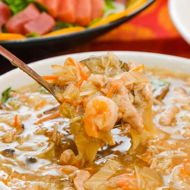 宋江大宴以「傳統佳餚融合現代享受」為出發點，用傳統工序烹煮出一道道辦桌功夫菜。（高雄市觀光局）