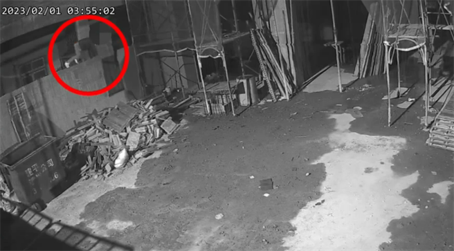 監視器拍下謝姓移工鬼鬼祟祟進入工地中。（翻攝照片／高雄洪靖宜傳真）