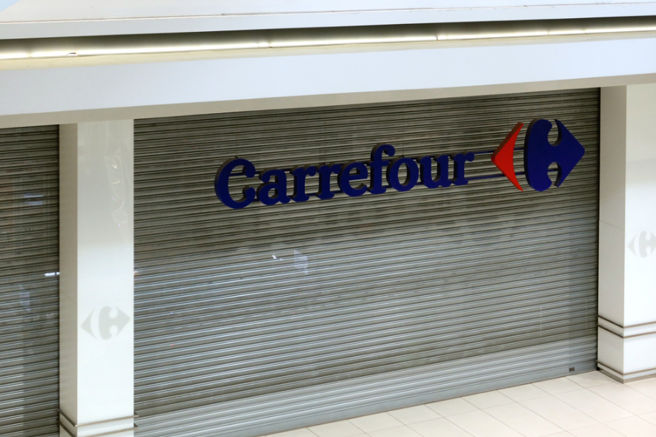 家乐福爱河店一度传出将熄灯，没想到误会一场。（示意图／Shutterstock）