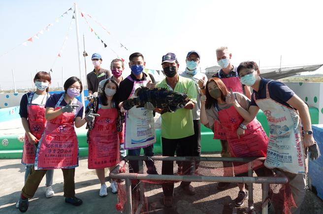 邮轮游客可以规划到安心石斑故事馆进行特别的抱抱石斑鱼趣味小体验。（高雄市海洋局提供）