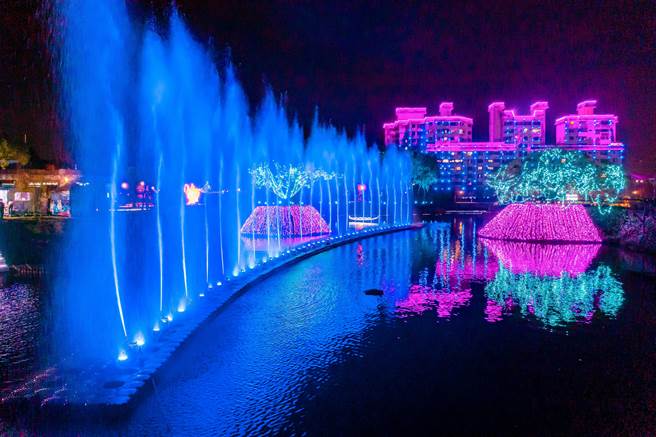 屏东灯节为祈求土耳其平安，在復兴公园的3D水舞点亮土耳其蓝，为当地人民祝祷，期望将深刻的祝福传递给土耳其。（屏县府提供／谢佳潾屏东传真）