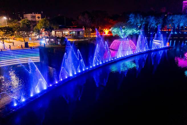 屏东灯节为祈求土耳其平安，在復兴公园的3D水舞点亮土耳其蓝，为当地人民祝祷，期望将深刻的祝福传递给土耳其。（屏县府提供／谢佳潾屏东传真）
