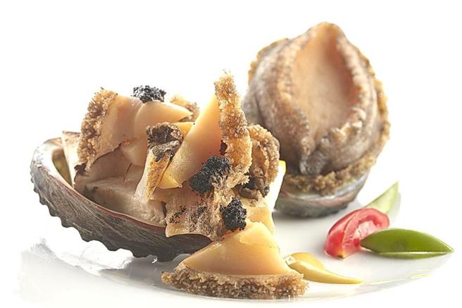 夏慕尼抢情人节商机，即日起至2月24日凭官网活动画面，平日消费2客套餐，即招待价值776元的「松露鲍鱼」一份。（图／夏慕尼提供）