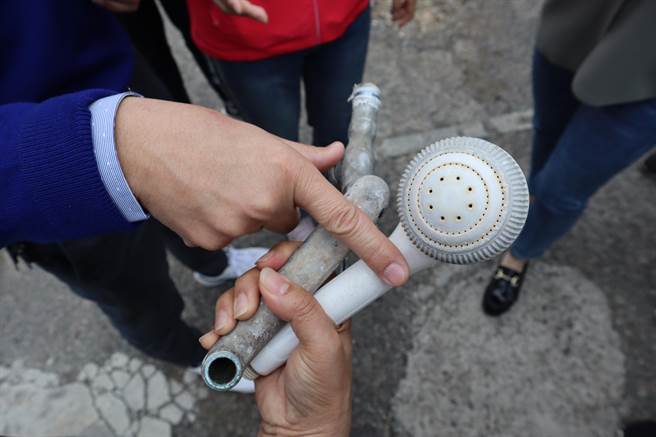 竹北東海三街居民因無自來水可用，使用的地下水讓大家每半年就要換一支蓮蓬頭。（邱立雅攝）