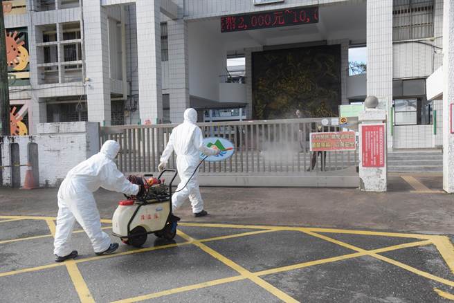 开学在即，市公所清洁队到市区各级学校周边进行清消作业。（花莲市公所提供／王志伟花莲传真）