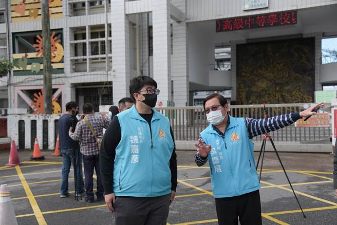 市长魏嘉彦（左）到校园周边关切消毒工作，清洁队长吴庆展（右）说明消毒范围等进度。（花莲市公所提供／王志伟花莲传真）
