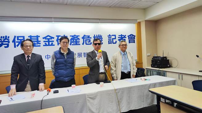 有学者直言，劳保破产比中共攻台发生的机会更高。（林良齐摄）