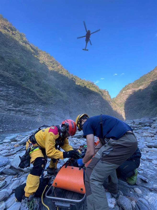内政部空勤总队第3大队第3队黑鹰直升机昨晚和今晨两度出勤。（内政部空勤总队第3大队第3队提供／蔡旻妤台东传真）