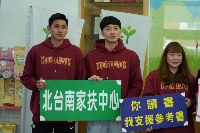 球团公关业务总监罗岚(右)与吕济而(中)、刘骏霆两名猎鹰球员。(台钢猎鹰提供)