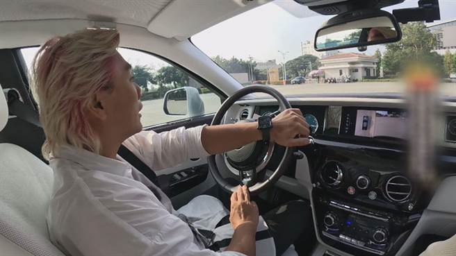 王仁甫试驾高级豪车，心情澎湃。（中视提供）