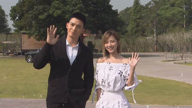 蔡黄汝（右）难得穿露肩洋装录《飢饿游戏》，左为男星王家梁。（中视提供）