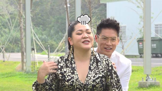 Amanda（前）被许孟哲拿来当墙挡球。（中视提供）