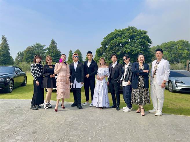 峮峮（左起）、林莎、何妤玟、王仁甫、王家梁、蔡黄汝、孙协志、顏佑庭、Amanda、许孟哲盛装录《飢饿游戏》。（中视提供）