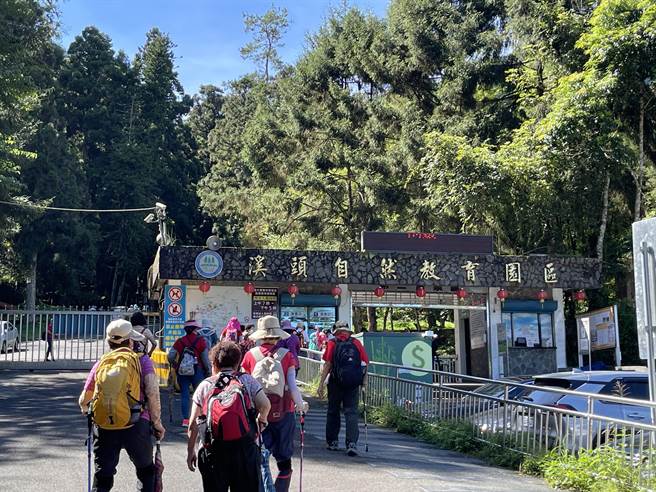 南投县第2选区立委补选国民党候选人林明溱，建议鹿谷乡农会至溪头盖单轨列车，解决溪头停车、塞车问题。（杨静茹摄）