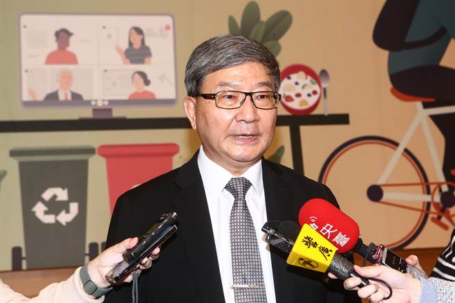 环保署副署长沈志修10日出席「企业宣示绿色办公 迈向2050净零转型」记者会，他表示，响应「净零绿生活」，藉此推动绿色办公的方式多元，包含使用环保标章空调、汰换半数以上LED灯具、办公区域用水设备使用或汰换为省水产品与装置等都是，有屋顶的业者，也可以架设太阳光电设备。（邓博仁摄）