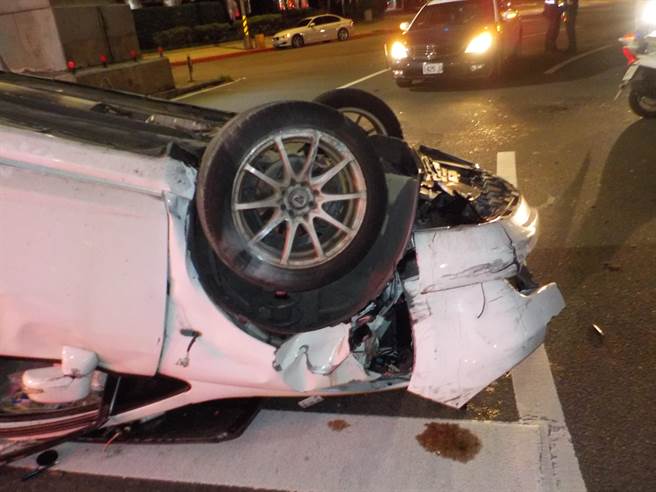 女子在基隆路圆环自撞翻车。（警方提供）