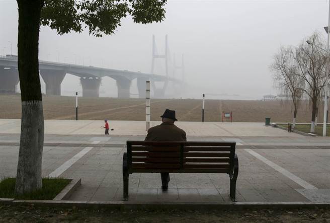 面临出生率下滑、人口老化的窘境，「延后退休」已成为大陆当前政策改革的趋势。（摘自中新社）