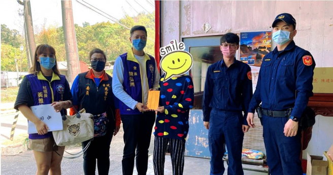 吕姓老妇与女儿相依为命，但其爱女近日骤逝，当地慈善团体见状立刻给予协助。（图／翻摄画面）