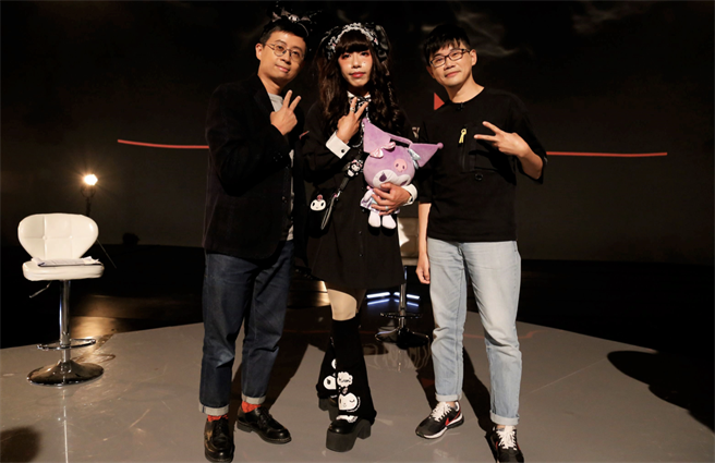 「呱吉」邱威杰（左起）、女装爱好者张倬闻「哞哞酱」、精神科医师徐志云，探讨变装和性别平等。.（公视提供）