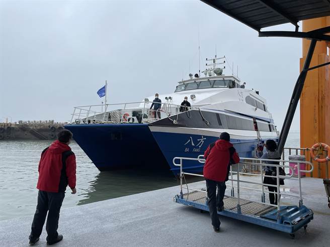 小三通金門-泉州航線今日上午首度復航，出入境旅客共計47名。(于家麒攝)