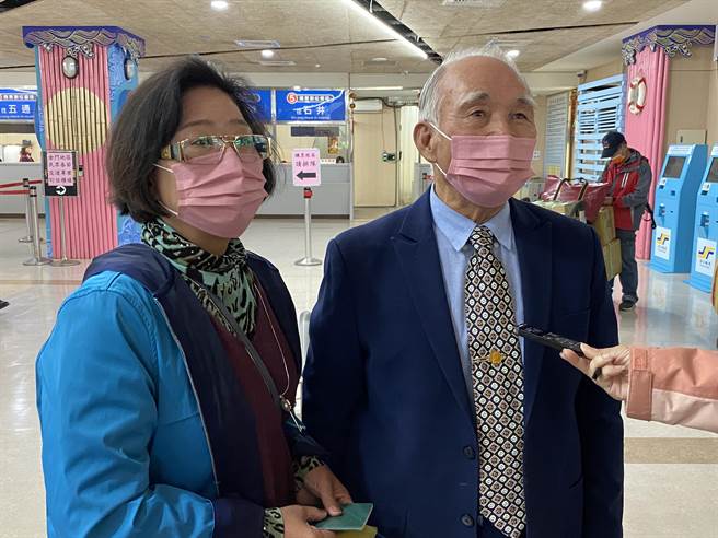 前金門縣議長王再生(右)與前議員王碧珍(左)兄妹倆亦搭乘金-泉首航赴陸，也希望能盡早「全面復航」。(于家麒攝)