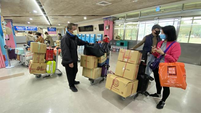睽違3年能再藉由便捷的小三通再度「登陸」泉州，旅客個個大包小包開心出航。(于家麒攝)