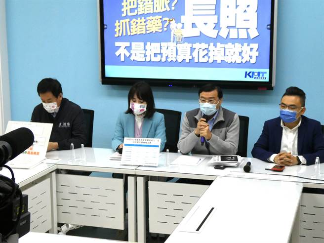 立法院国民党团今表示，民进党政府长照2.0政策面临失能者难以适应、照服员量能不足与政策财源不够3大困境，面对台湾社会快速老化，当务之急是把长照做好。（周志豪摄）