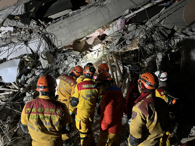 瓦砾堆中挖19小时！「台湾队」顺利救出受困女，生命迹象稳定。(消防署提供)