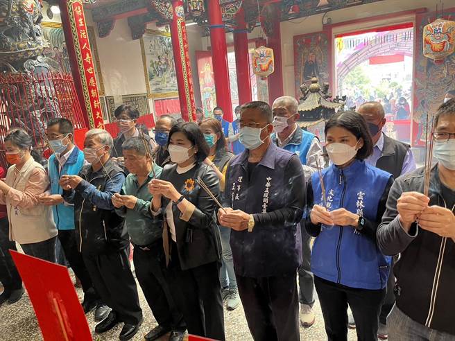 云林县长张丽善今出席 「五股开台尊王过炉」前的点交仪式。（周丽兰摄）