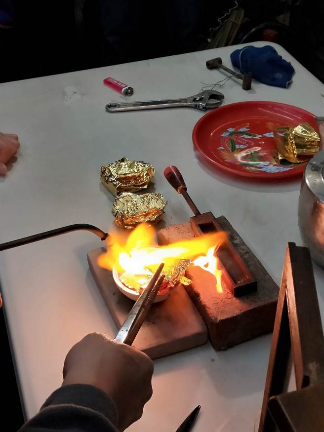 「五股开台尊王过炉」依照习俗把信徒一年来致赠的金牌秤重镕化成金条。（云林县府文化观光处提供）