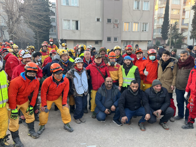 瓦砾堆中挖19小时！「台湾队」顺利救出受困女，生命迹象稳定。(消防署提供)