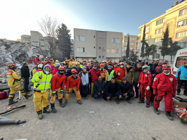 瓦砾堆中挖19小时！「台湾队」顺利救出受困女，生命迹象稳定。(消防署提供)