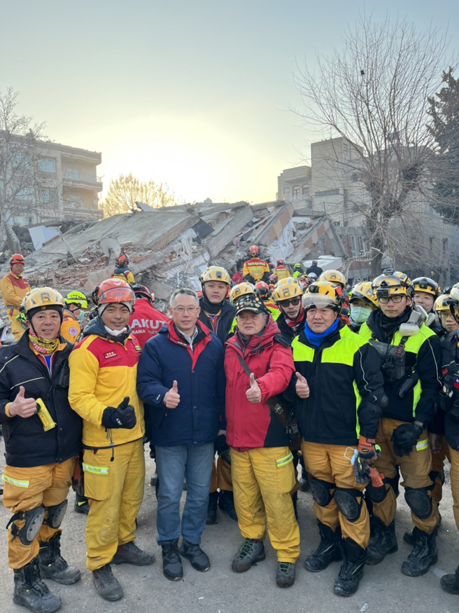 瓦砾堆中挖19小时！「台湾队」顺利救出受困女，生命迹象稳定。(消防署提供)