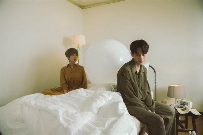 剧中刘冠廷主动想当爸，却与女友孙可芳引爆激烈争执。（四把椅子剧团）