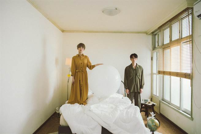 刘冠廷（右）暌违7年重回剧场，携手孙可芳（左）直呼「命运的安排」。（四把椅子剧团）