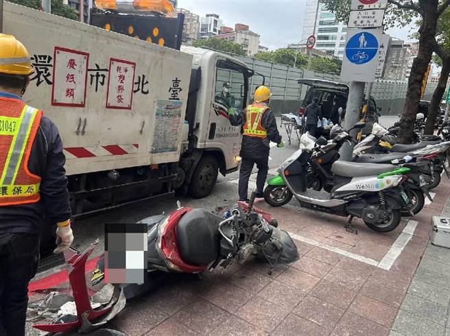 北市民权西路车祸  女子撞砂石车辗毙。（警方提供）