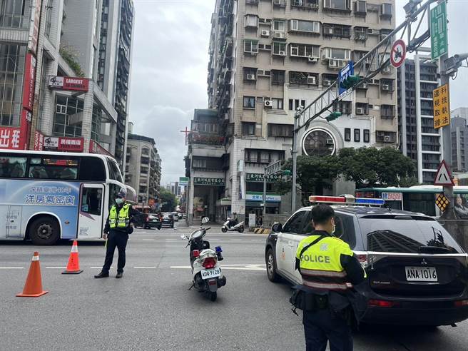 北市民权西路车祸  女子撞砂石车辗毙。（警方提供）