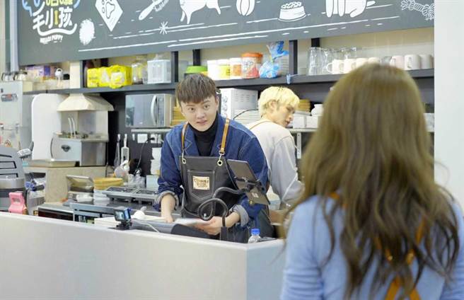 许富凯第一天到厨房，也是手忙脚乱。（台视提供）