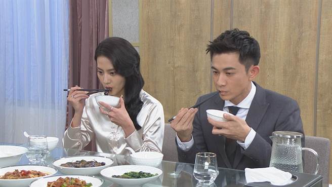 赖慧如煮狼心狗肺餐给儿子跟媳妇吃。（民视提供）