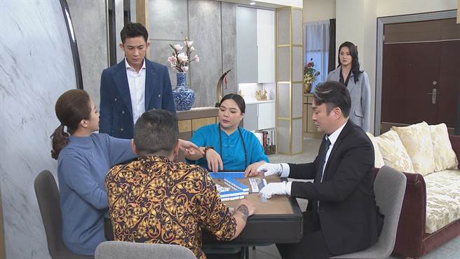 赖慧如为了恶整儿子跟媳妇，找市场朋友来家里打麻将闹哄哄。（民视提供）