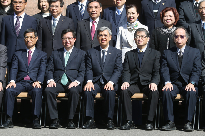 前副总统陈建仁筹组「温柔坚韧」内阁，图为政务委员林万亿（左起）、副院长郑文灿、院长陈建仁、秘书长李孟谚、政务委员张景森。（资料照,杜宜谙摄）
