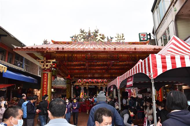 通霄镇白沙屯拱天宫在庙前新建挑高遮雨亭。（谢明俊摄）
