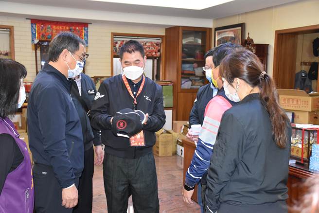 苗栗县长锺东锦10日上午抵达拱天宫参拜，拱天宫管委会主委洪文华送上香灯脚帽。（谢明俊摄）
