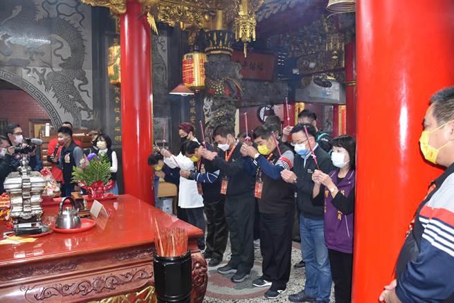 苗栗县长锺东锦10日上午抵达拱天宫参拜妈祖。（谢明俊摄）