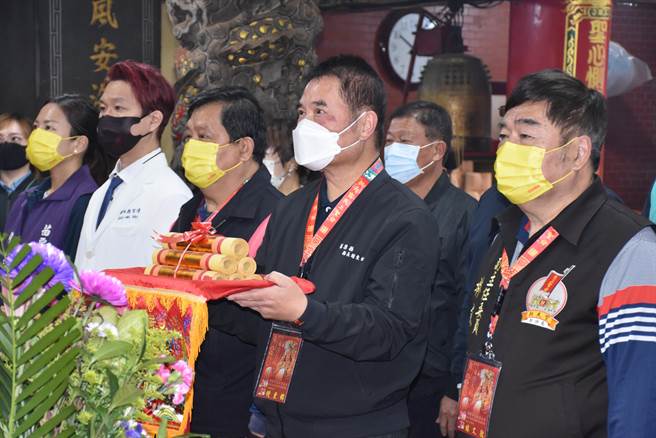 苗栗县长锺东锦10日上午抵达拱天宫参拜妈祖。（谢明俊摄）