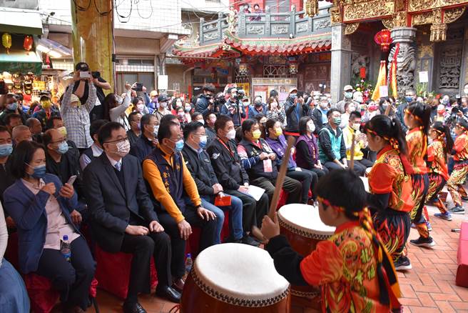 苗栗县长锺东锦10日上午抵达拱天宫参拜妈祖，并主持起驾前艺文表演启动。（谢明俊摄）