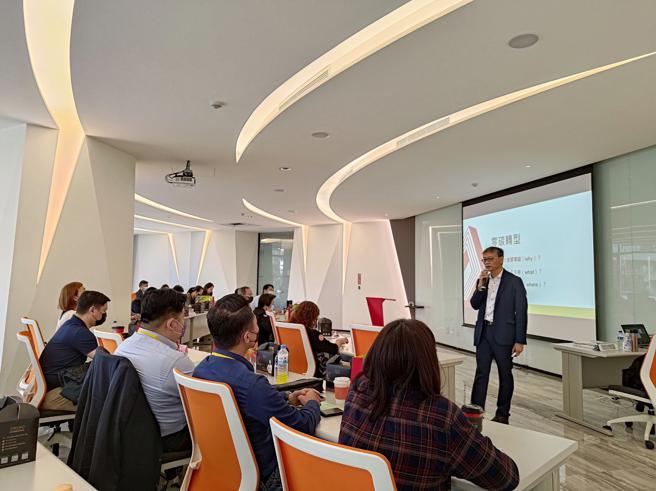 臺湾数位企业总会陈来助理事长以双轴以及数位应用转型分享与探讨产业问题。(加工出口区管理处高雄分处提供)