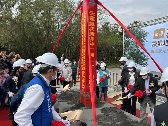 「北港糖厂铁道地景文化空间营造计画」及「糖铁观光绿廊空间营造暨观光导览设施建设计画」获观光局补助共1.2亿元，今日举行软硬体联合开工典礼。（周丽兰摄）